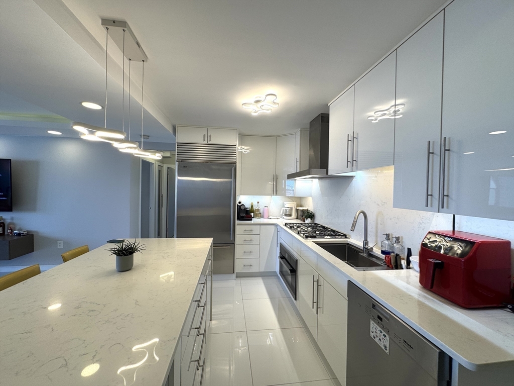 8 Whittier Pl, West End