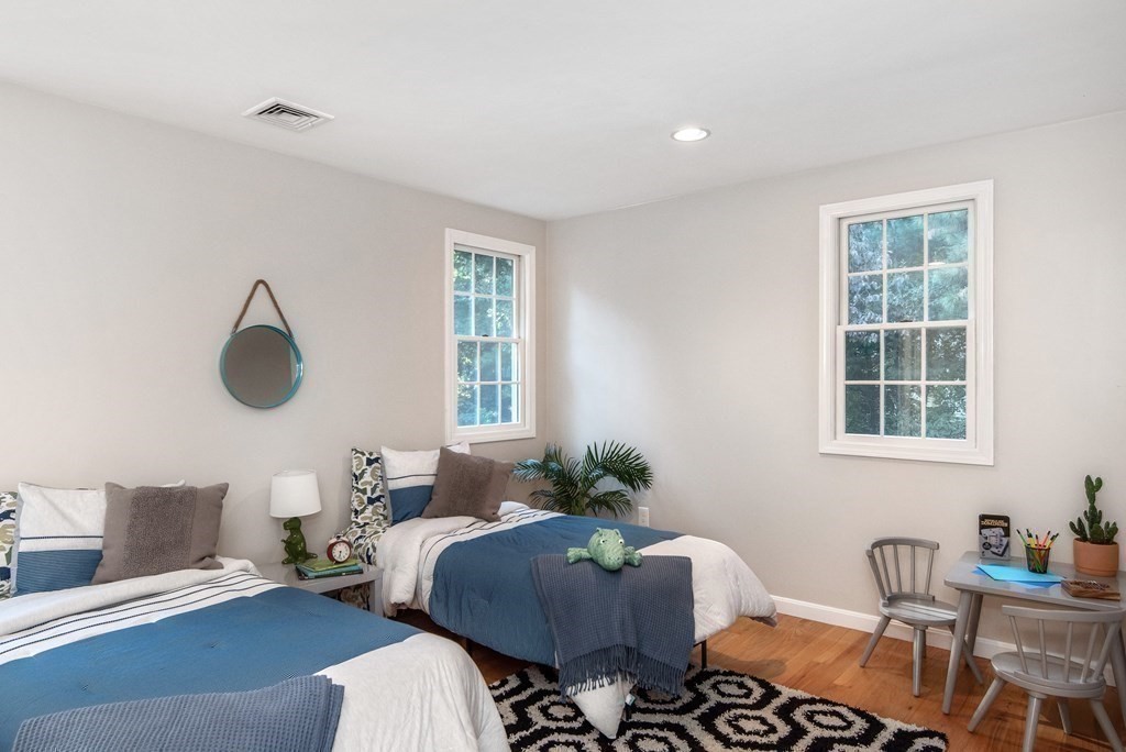 29 Burke Ln, Wellesley