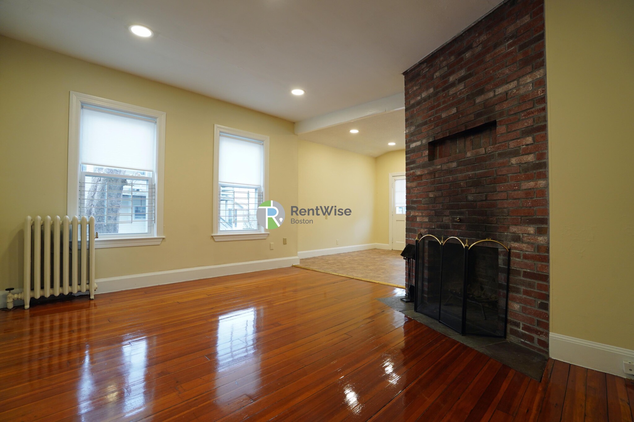 82 Robbins Pl, South Side