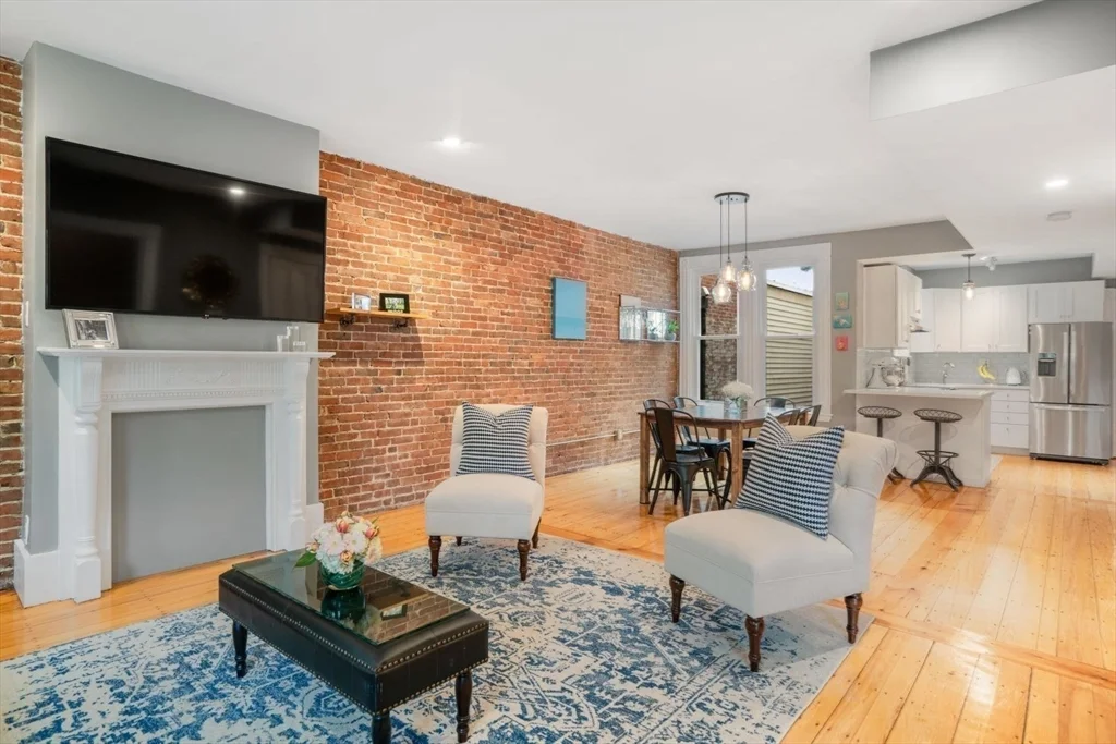 30 Oak St, Charlestown