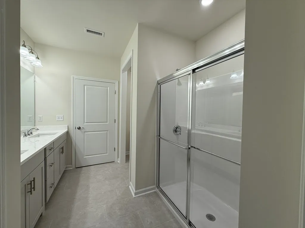 4 Winslow Ln, Grafton