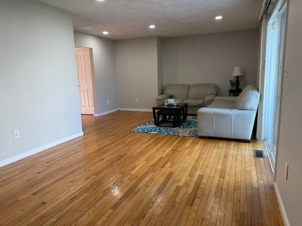 10 Ptarmigan Dr, Shrewsbury