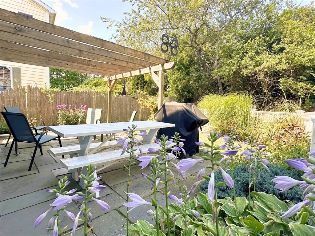 1 Pigeon Hill Ct, Rockport