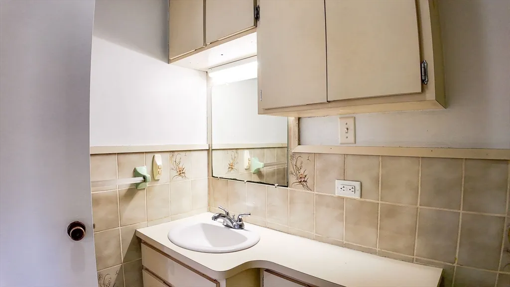 61 Thomas St, Dedham