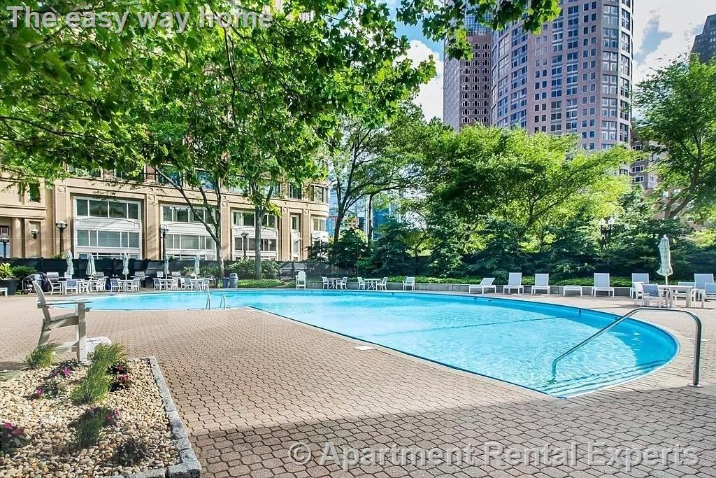 85 East India Row, Downtown