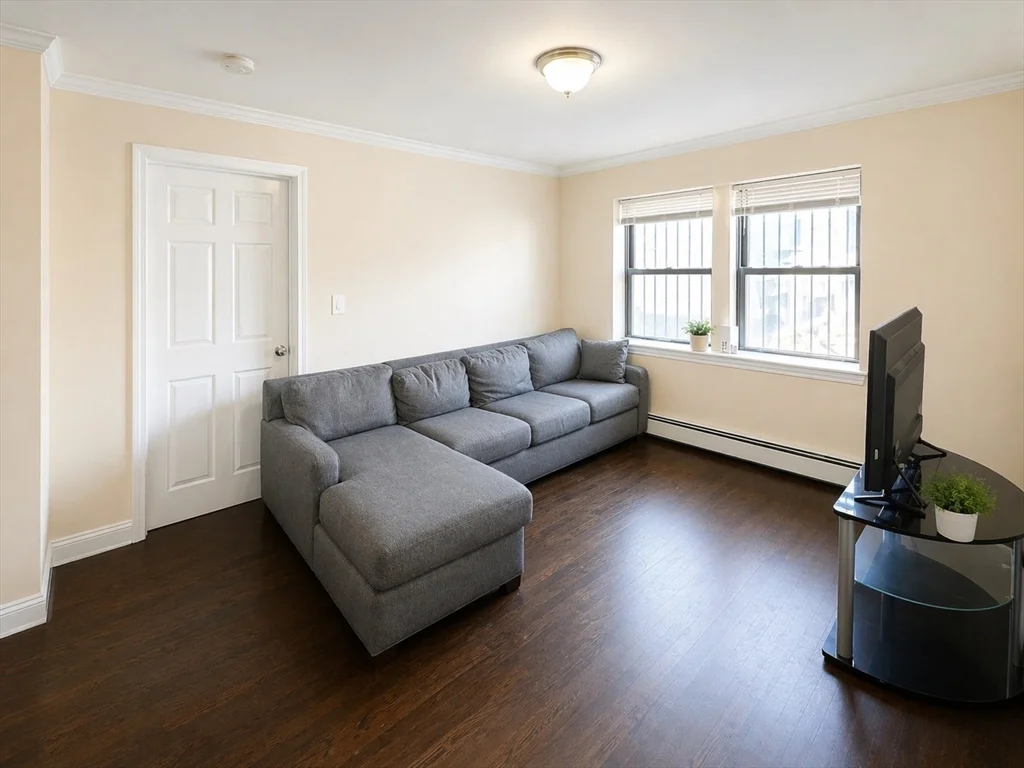 435 Walnut Ave, Roxbury