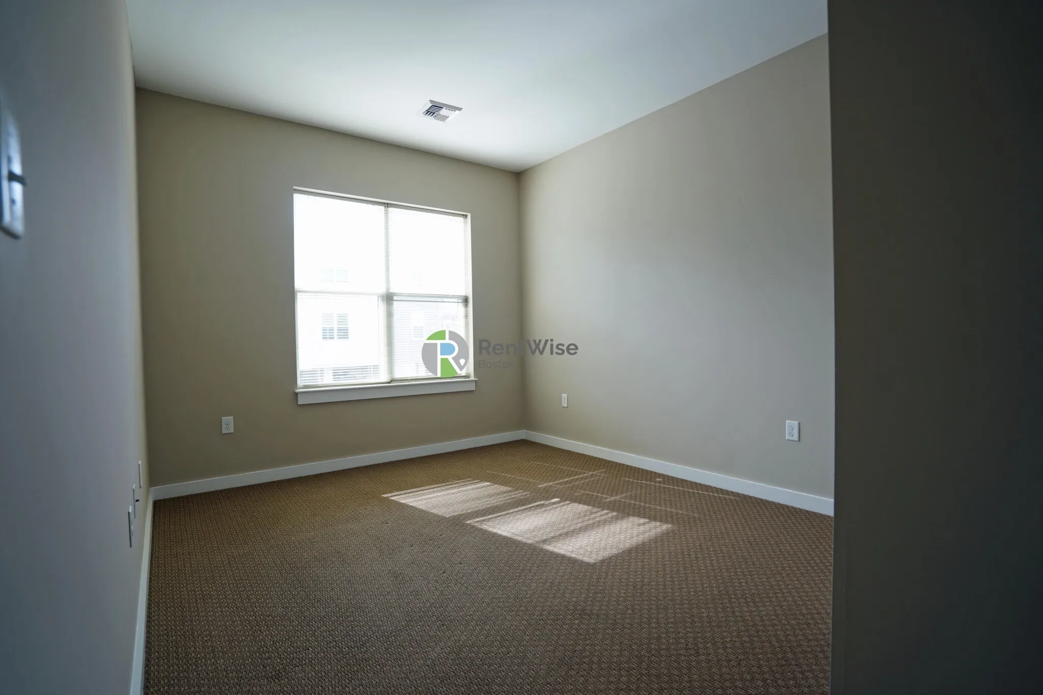 625 Mcgrath Highway, East Somerville