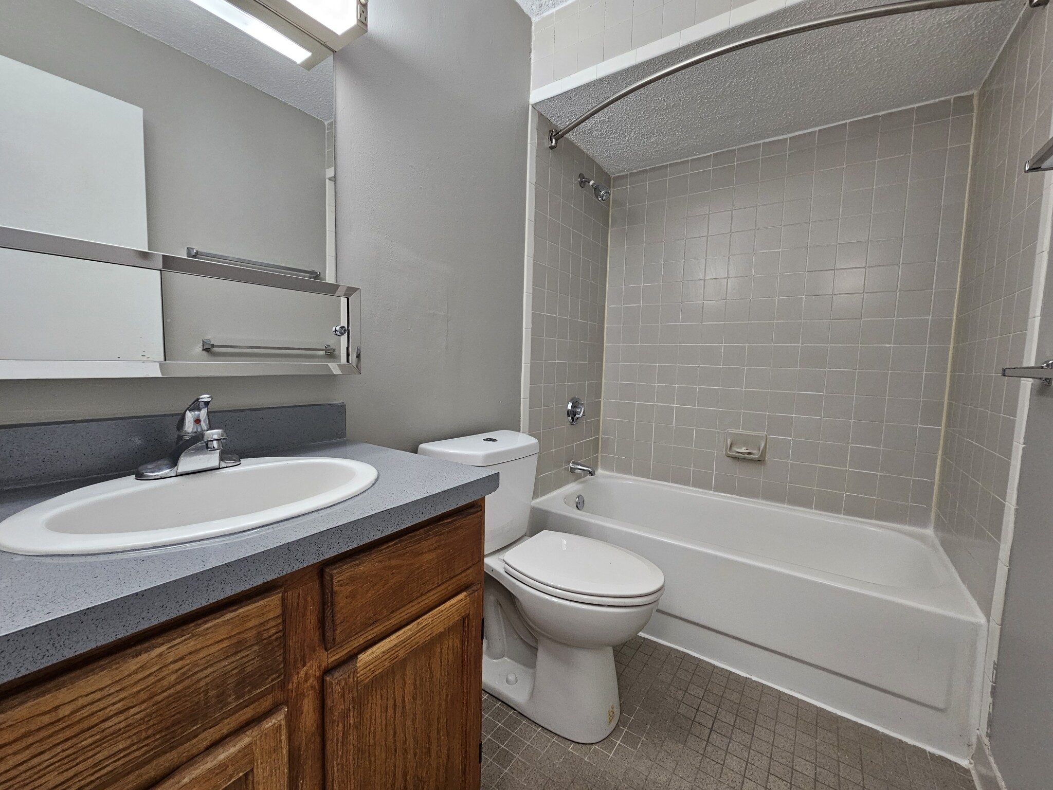 1 South Point Dr, Dorchester