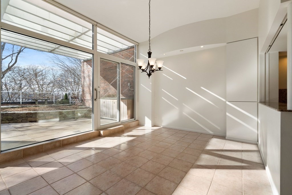 975 Memorial Dr, Harvard Square