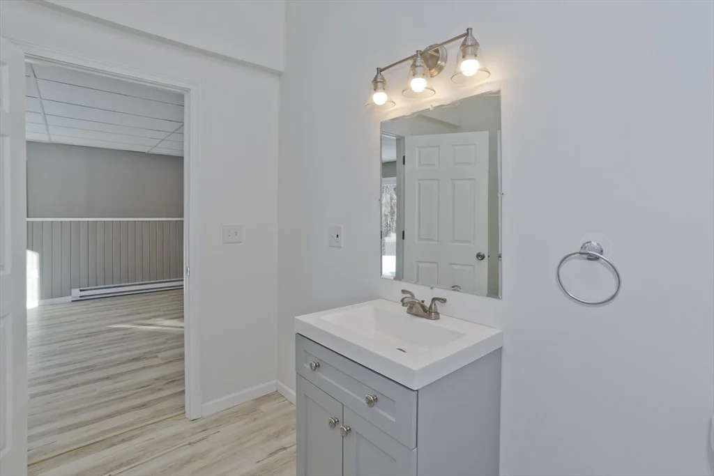 16 Knightville Dam Rd, Huntington