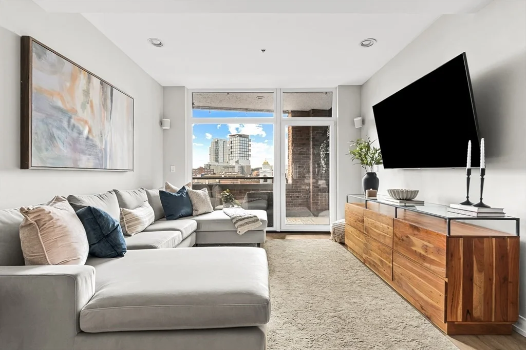 300 Commercial St, Waterfront