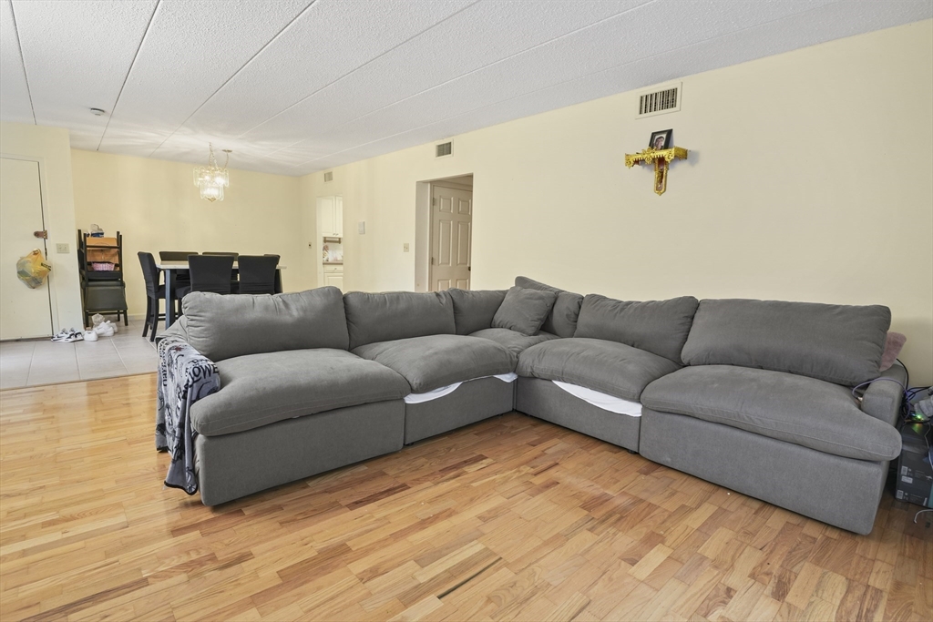 55 Angleside Rd, Waltham