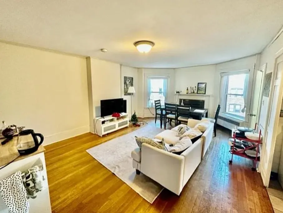 912 Beacon St, Fenway