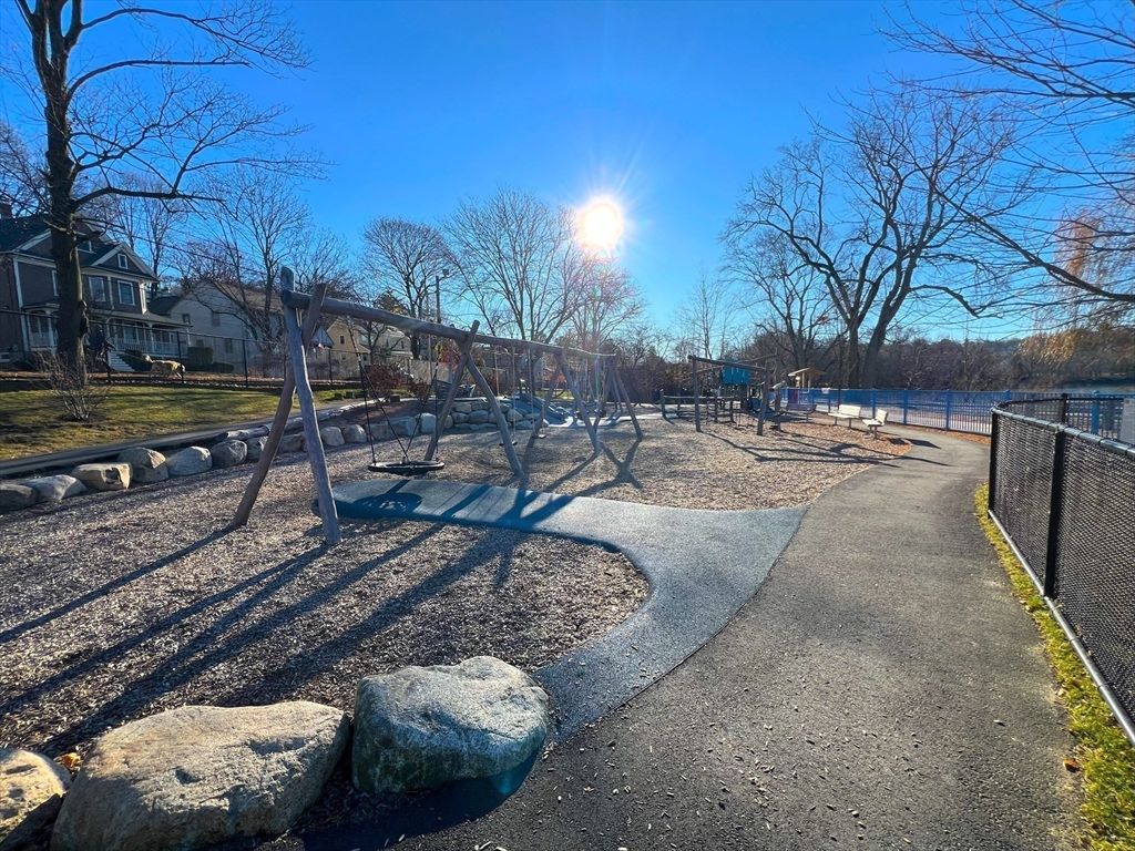 2 Colonial Village Dr, Arlington Heights