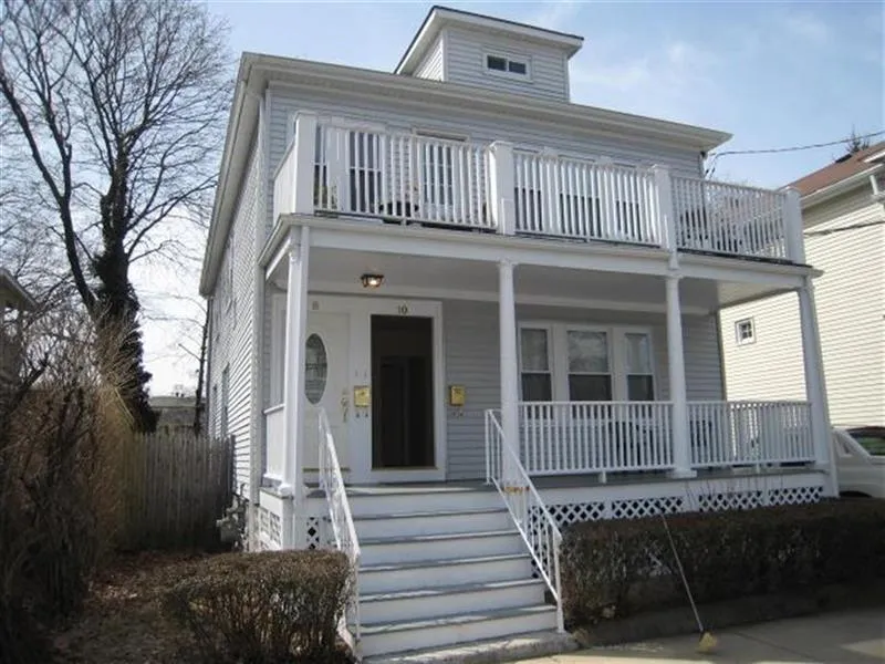 10 Cady Ave, Tufts