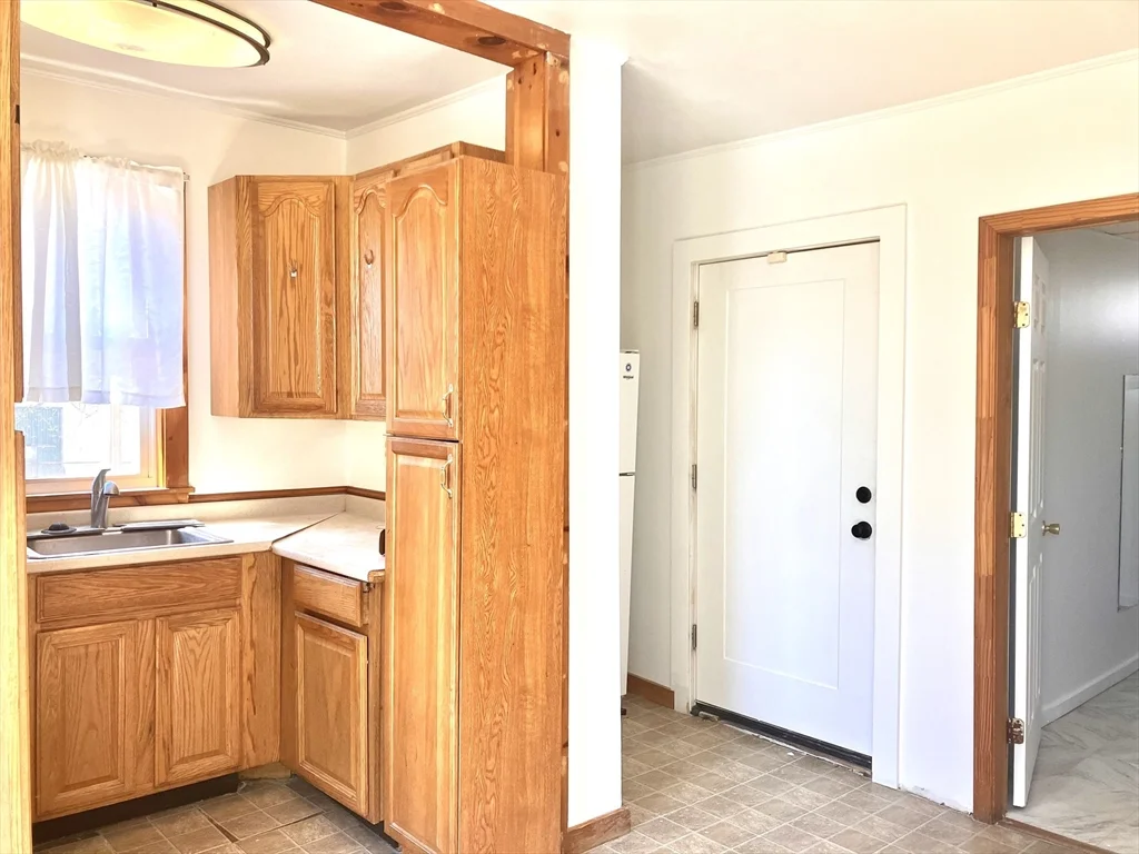 4 Sisson Ter, East Lynn