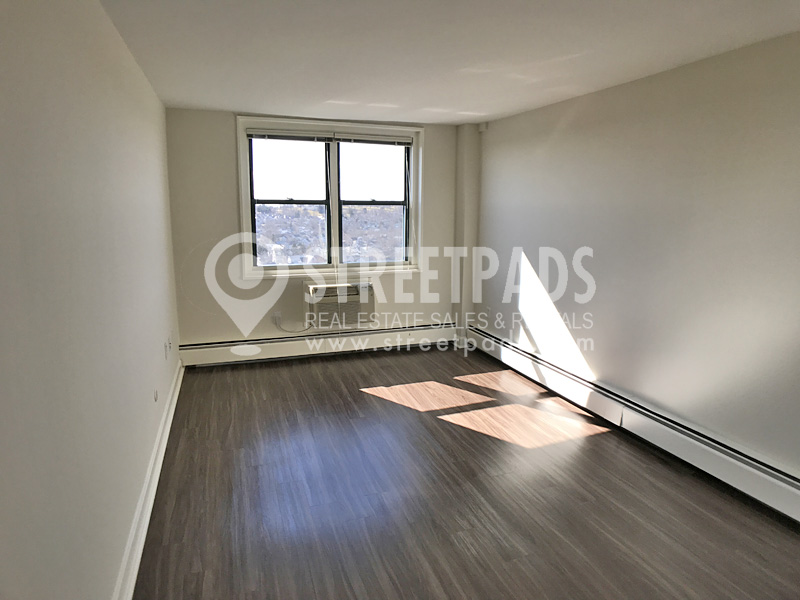 700 Huron Ave, Strawberry Hill