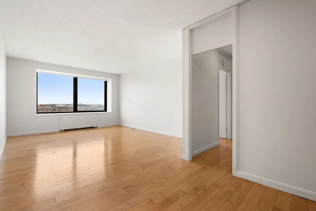 85 East India, Waterfront