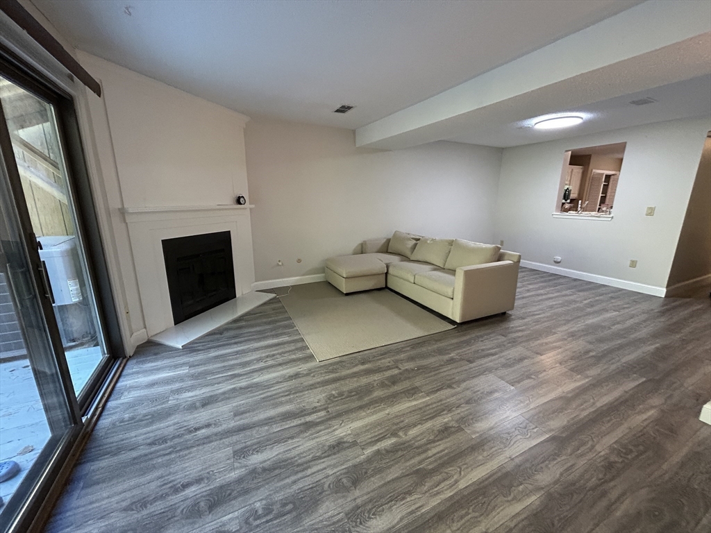 28 Apple Tree Hill Rd, Hopkinton