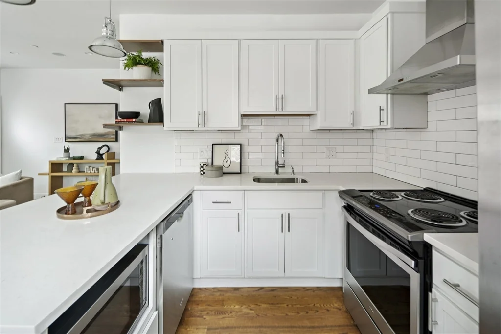 9 Cedar St, Roxbury