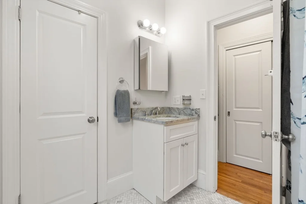 62 West Cedar St, Beacon Hill