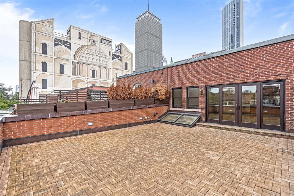 330 Newbury St, Back Bay