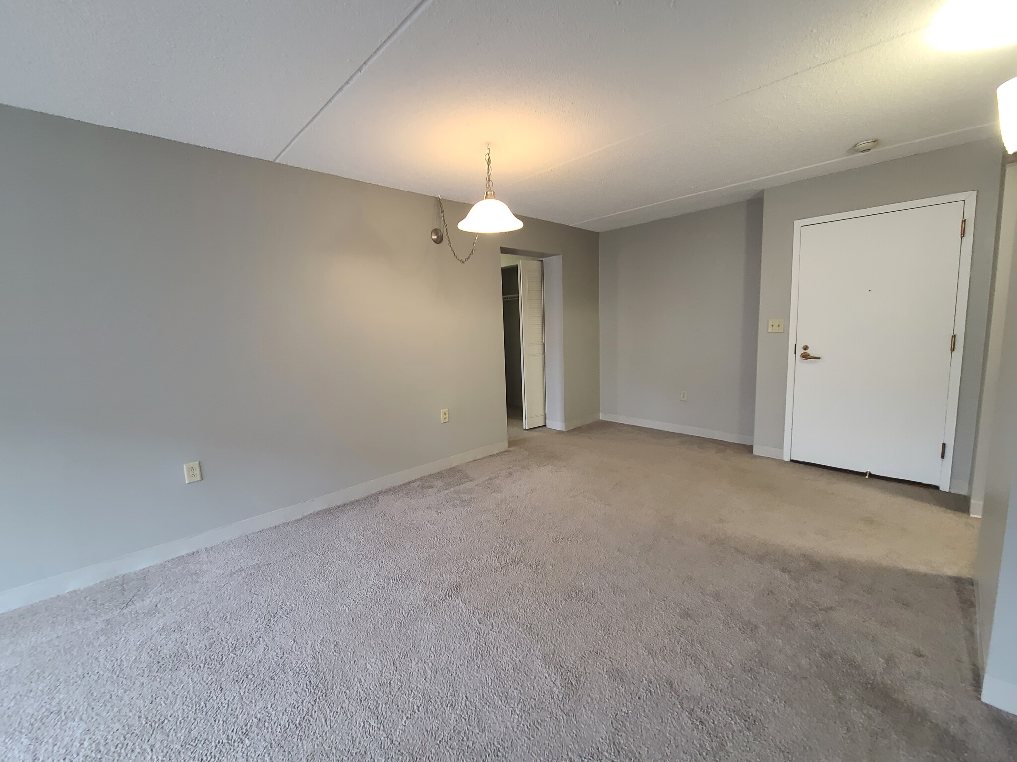 1 South Point Dr, Dorchester