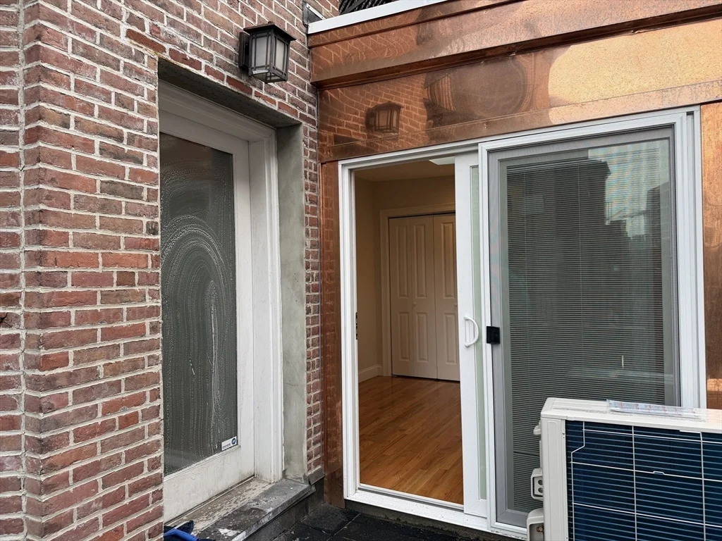 218 Newbury St, Back Bay