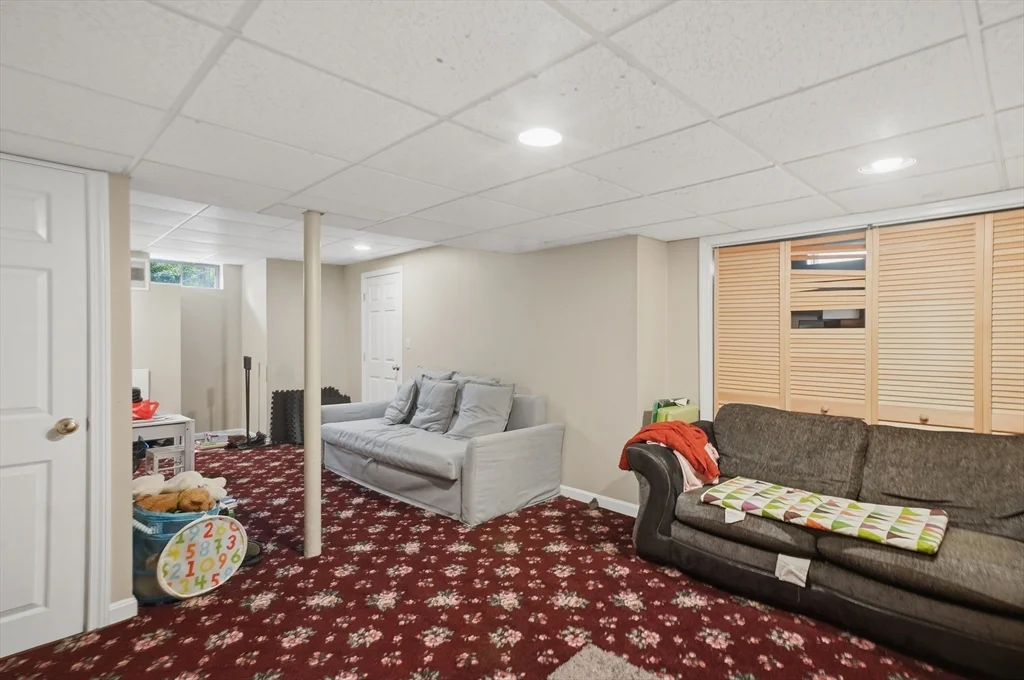 11 Roseanna Park Dr, Waltham