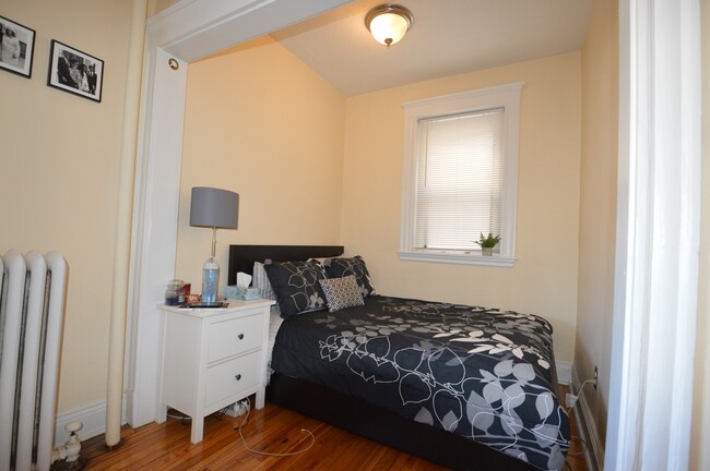Studio bed, 1 bath apartment for rent at 15 Park Dr Unit 3A, Back Bay — photo 3 of 8