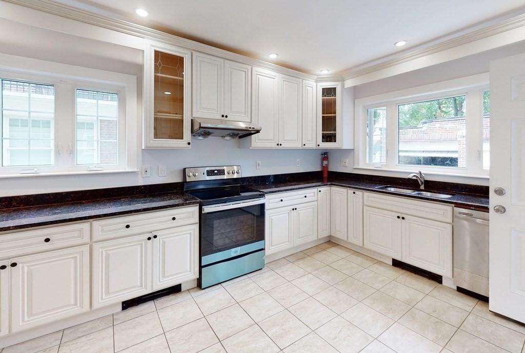 6 bed, 3.5 bath apartment for rent at 25 Adams St Unit 1, Coolidge Corner — photo 4 of 16