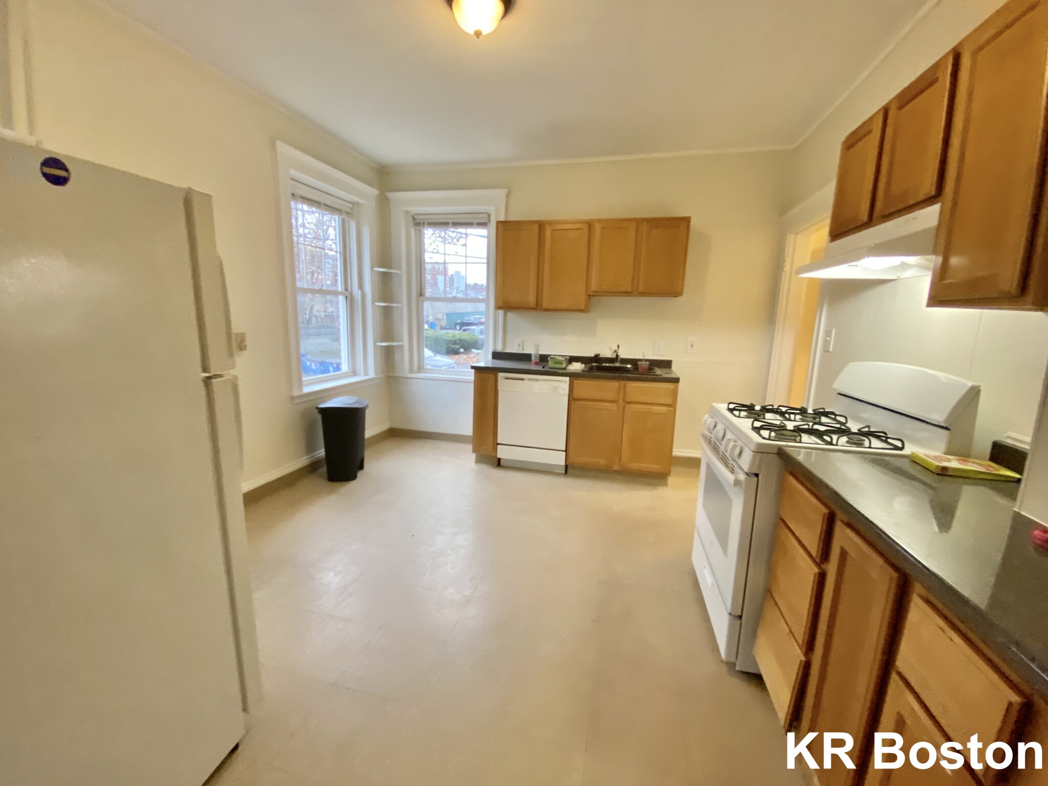 4 bed, 2 bath apartment for rent at 725 Washington St Unit 1, Chestnut Hill — photo 5 of 9