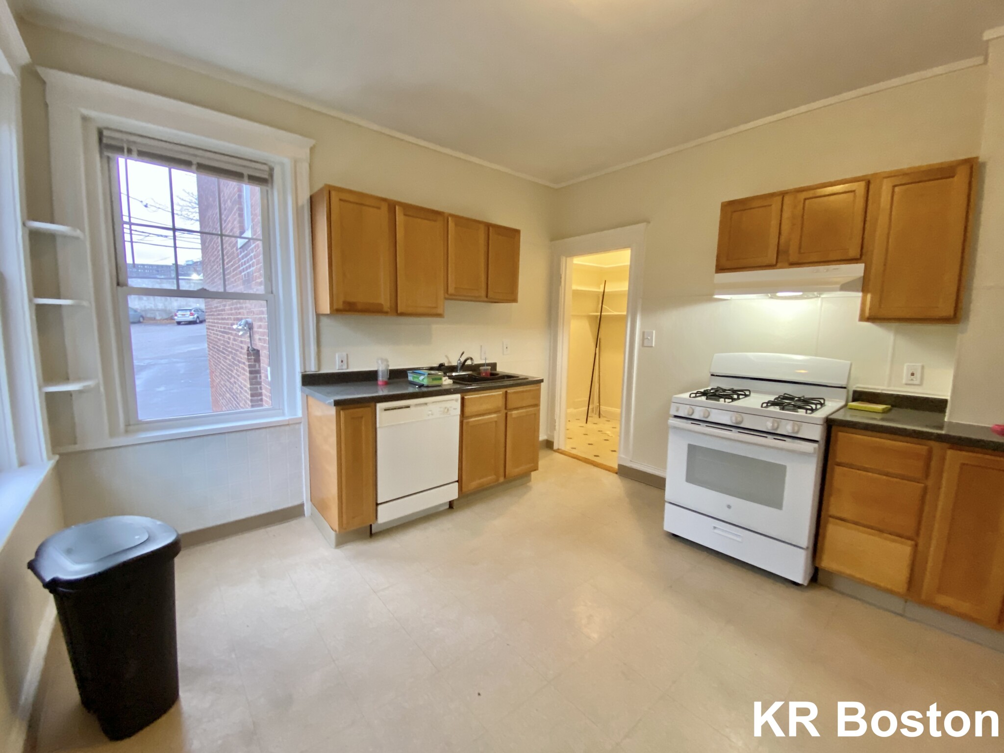 4 bed, 2 bath apartment for rent at 725 Washington St Unit 1, Chestnut Hill — photo 6 of 9