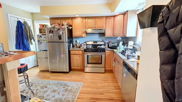 5 bed, 1.5 bath apartment for rent at 39 Juniper St Unit -, Roxbury — photo 3 of 7