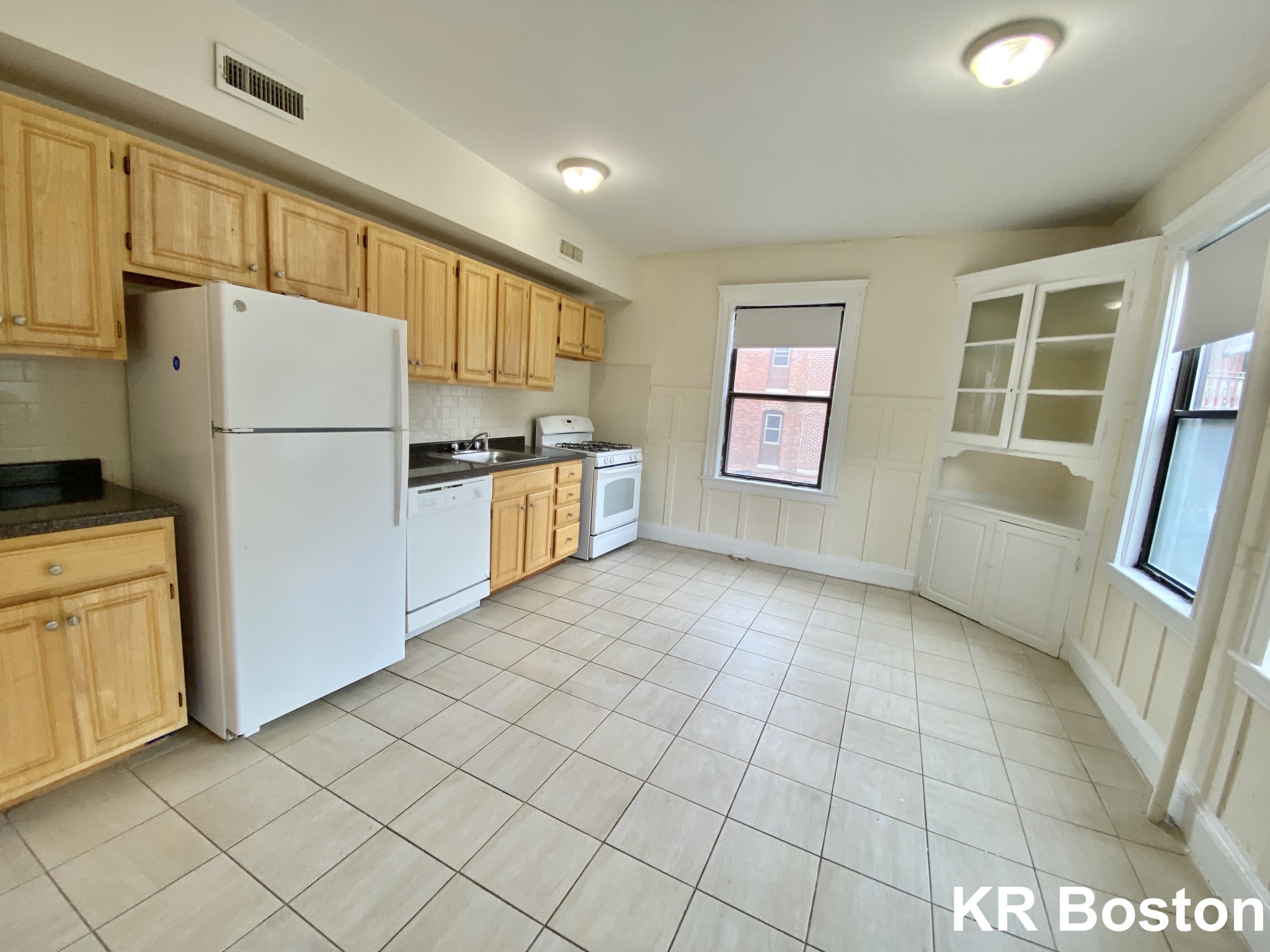4 bed, 2 bath apartment for rent at 22 Hamilton Rd Unit 1, Coolidge Corner — photo 3 of 11