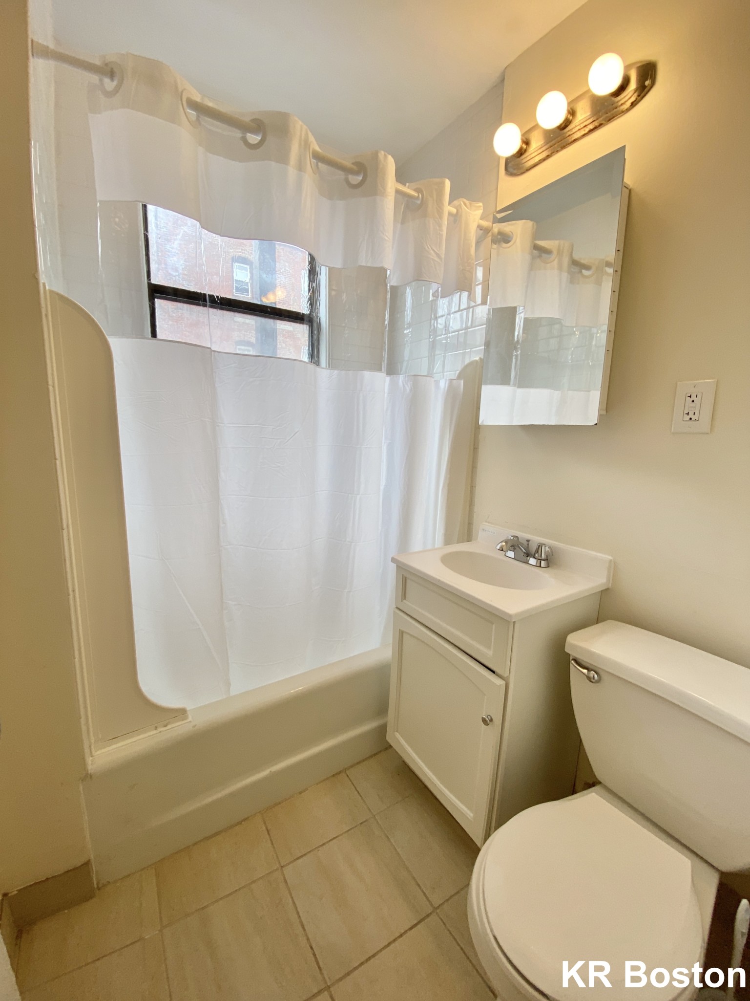 4 bed, 2 bath apartment for rent at 22 Hamilton Rd Unit 1, Coolidge Corner — photo 4 of 11