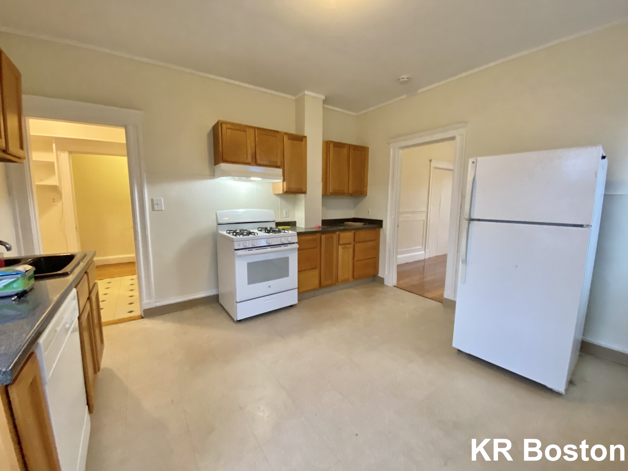 4 bed, 2 bath apartment for rent at 719 Washington St Unit 1, Washington Square — photo 9 of 11