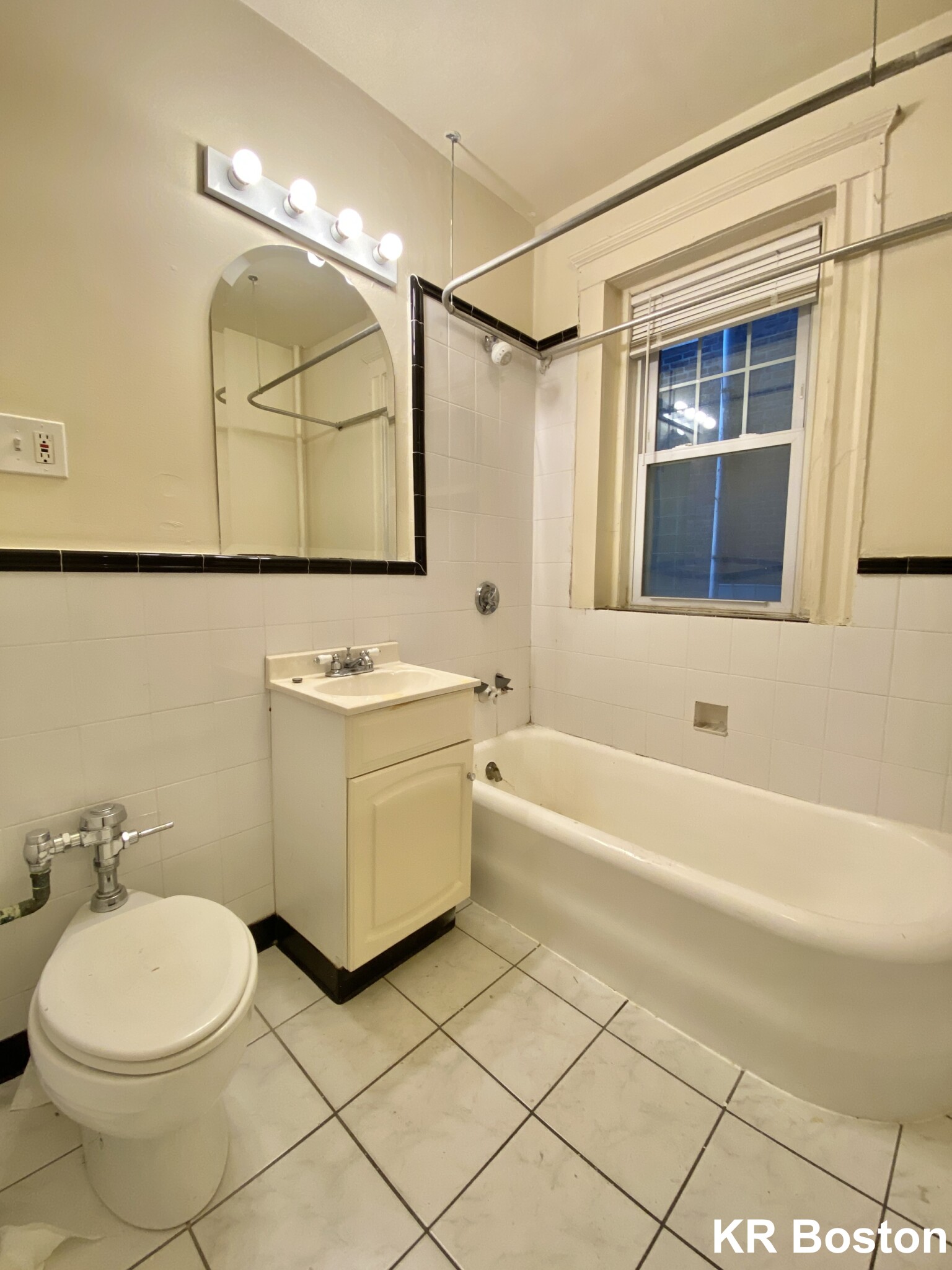 4 bed, 2 bath apartment for rent at 725 Washington St Unit 1, Chestnut Hill — photo 8 of 9