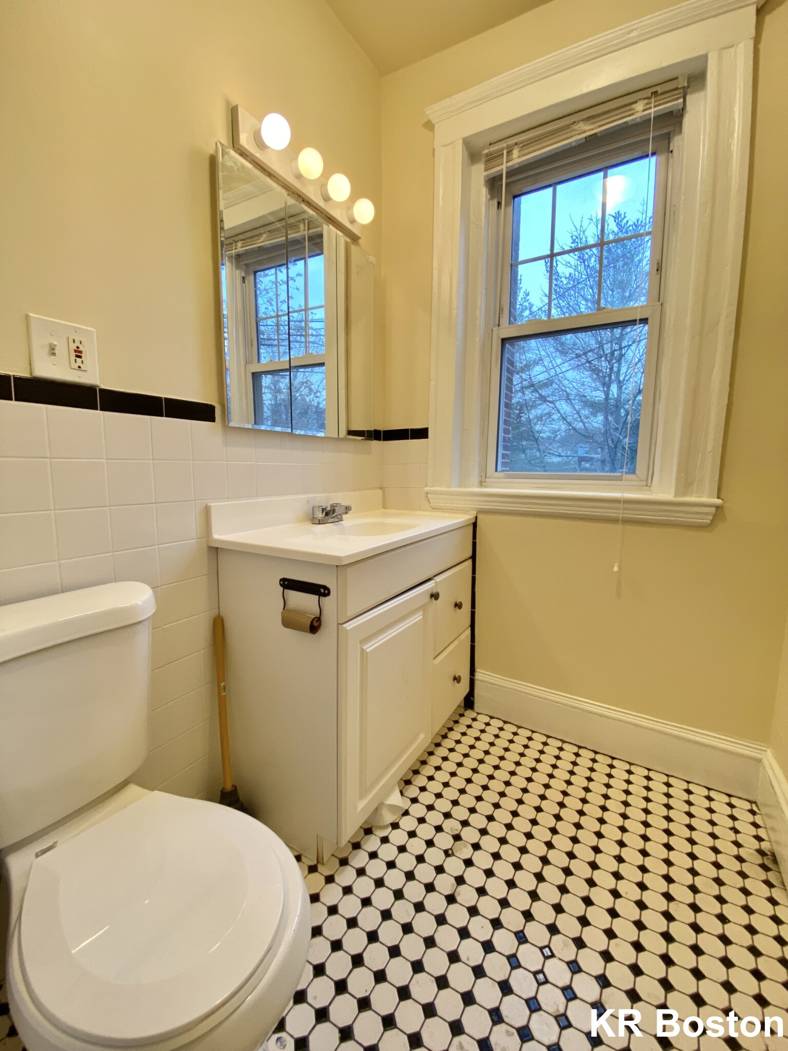 4 bed, 2 bath apartment for rent at 725 Washington St Unit 1, Chestnut Hill — photo 9 of 9