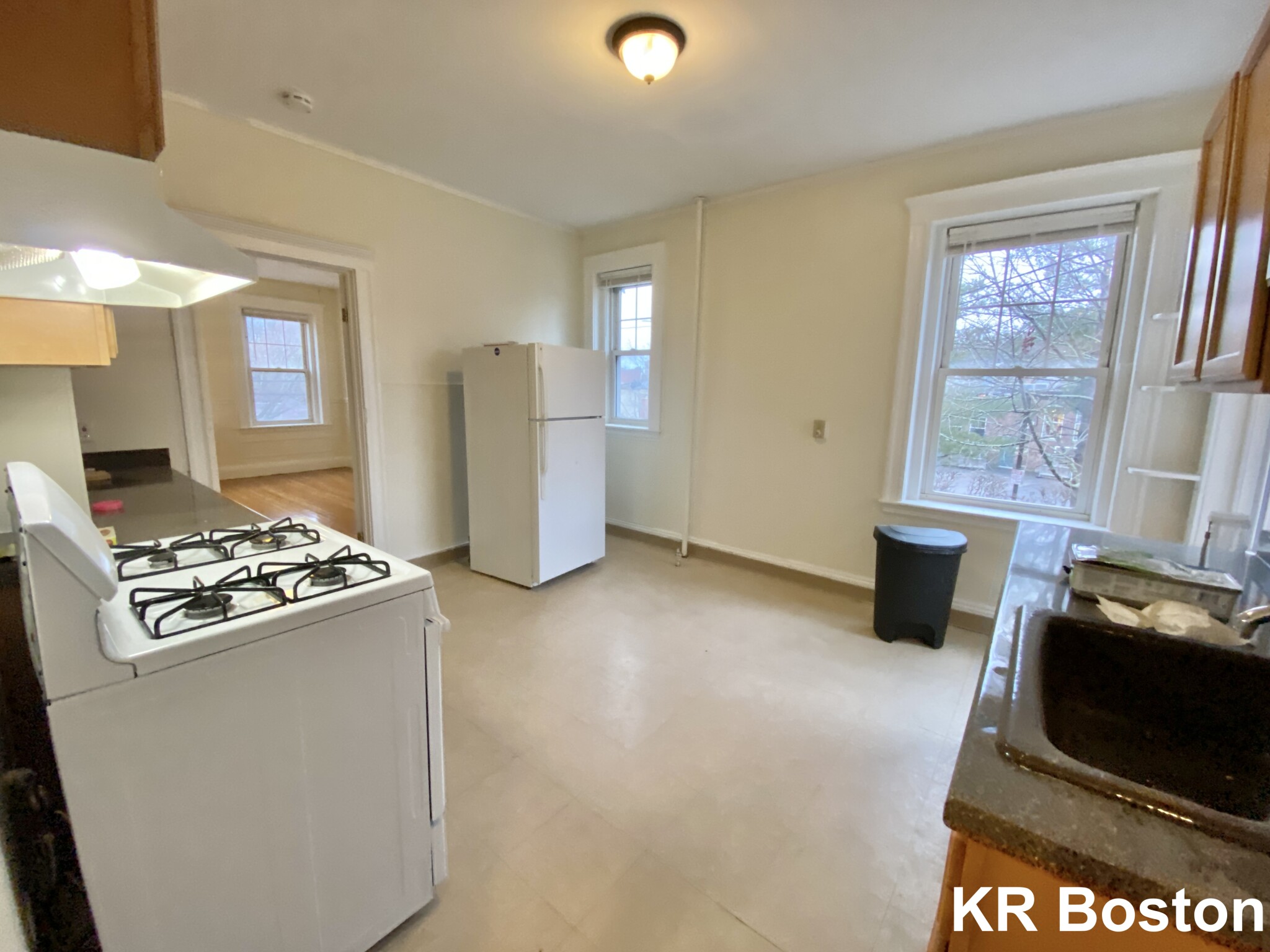 4 bed, 2 bath apartment for rent at 725 Washington St Unit 1, Chestnut Hill — photo 7 of 9