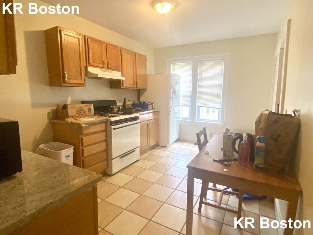 4 bed, 1 bath apartment for rent at 122 Brook St Unit 1, Coolidge Corner — photo 2 of 3