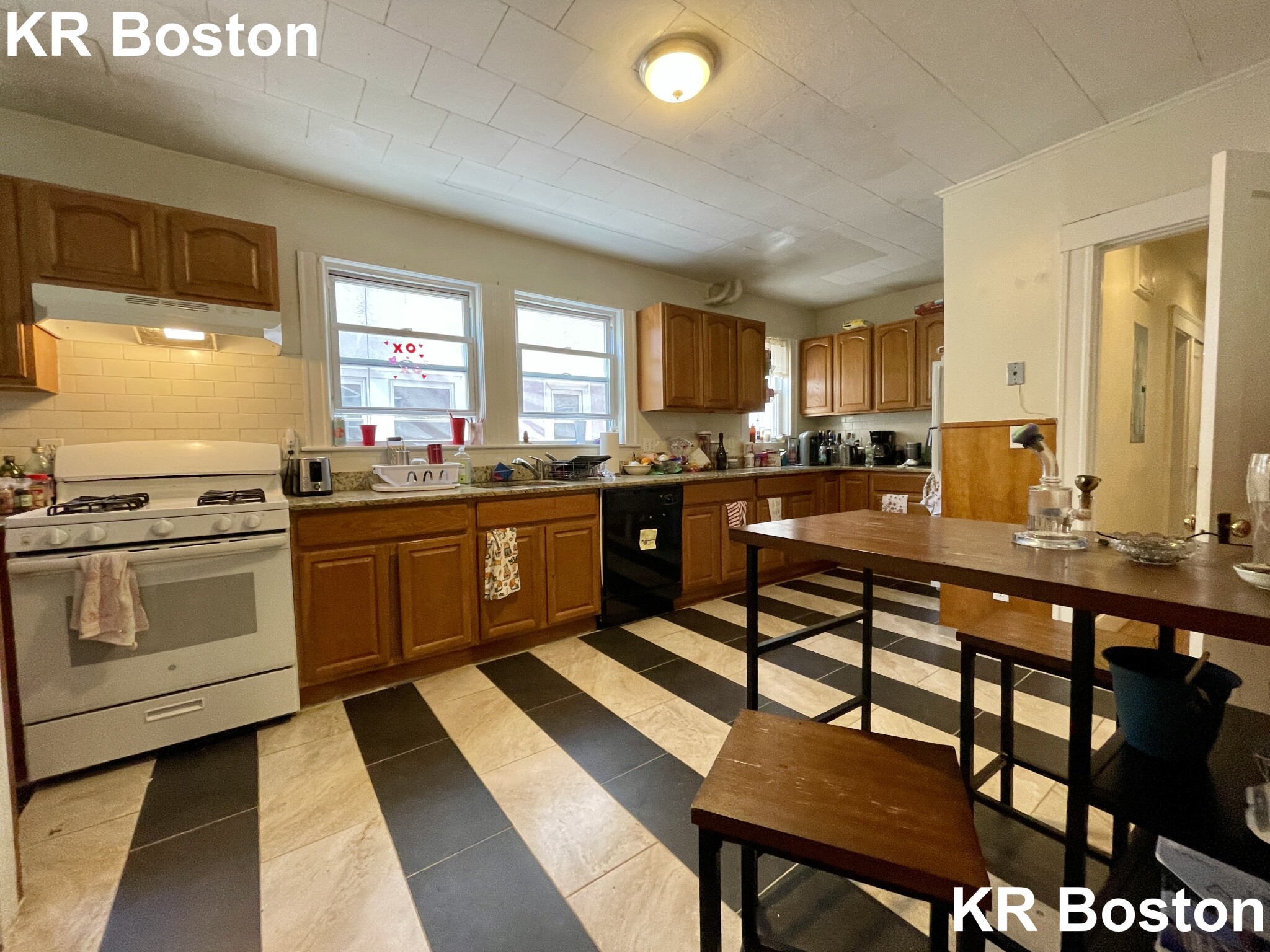 5 bed, 1 bath apartment for rent at 786 Washington St Unit 1, Chestnut Hill