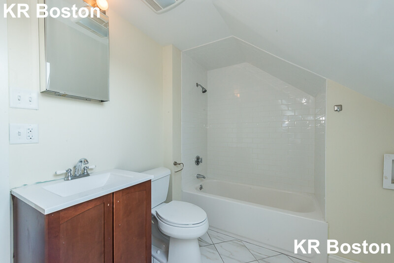 4 bed, 2 bath apartment for rent at 26 Champney St Unit 1, Brighton — photo 8 of 9