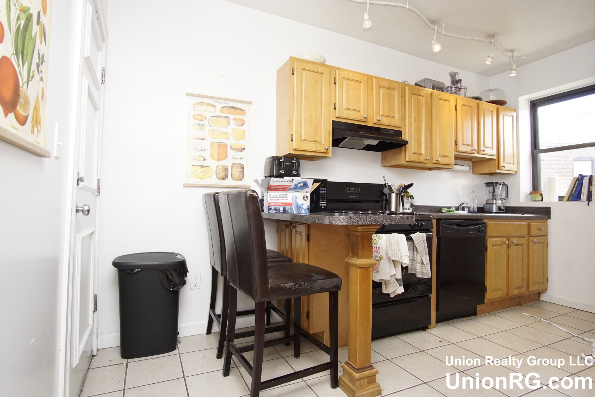 3 bed, 1.5 bath apartment for rent at 1942 Beacon St Unit 4, Brighton — photo 3 of 21