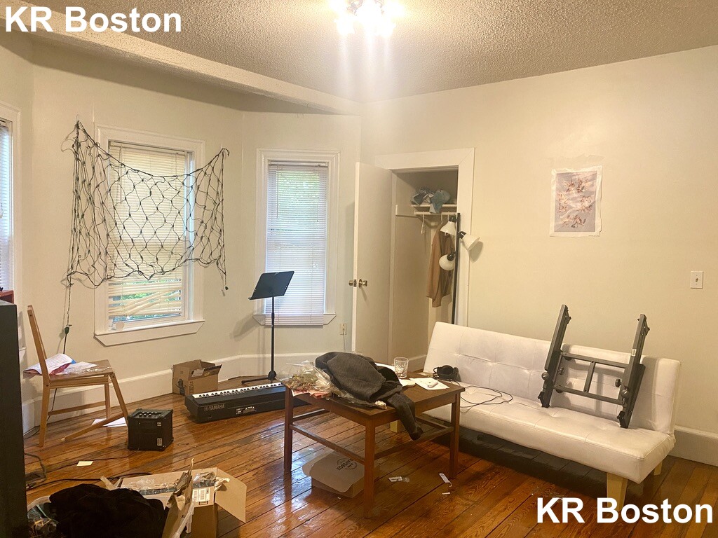 4 bed, 1 bath apartment for rent at 123 Brook St Unit 1, Coolidge Corner — photo 5 of 7