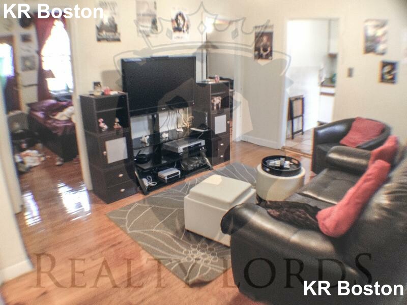 2 bed, 1 bath apartment for rent at 108 Gordon St Unit 8, Brighton — photo 4 of 5