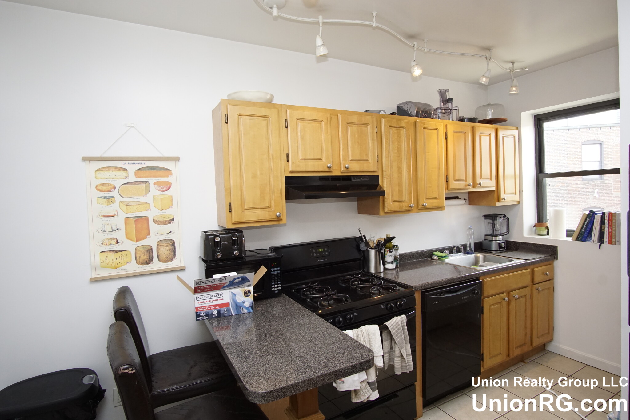 3 bed, 1.5 bath apartment for rent at 1942 Beacon St Unit 4, Brighton — photo 2 of 21