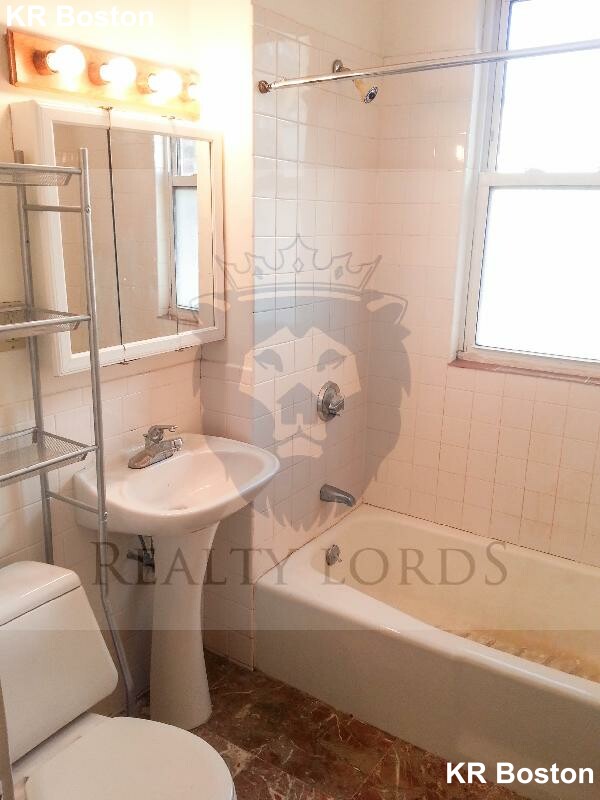 1 bed, 1 bath apartment for rent at 8 Scottfield Rd Unit 3, Allston — photo 9 of 10