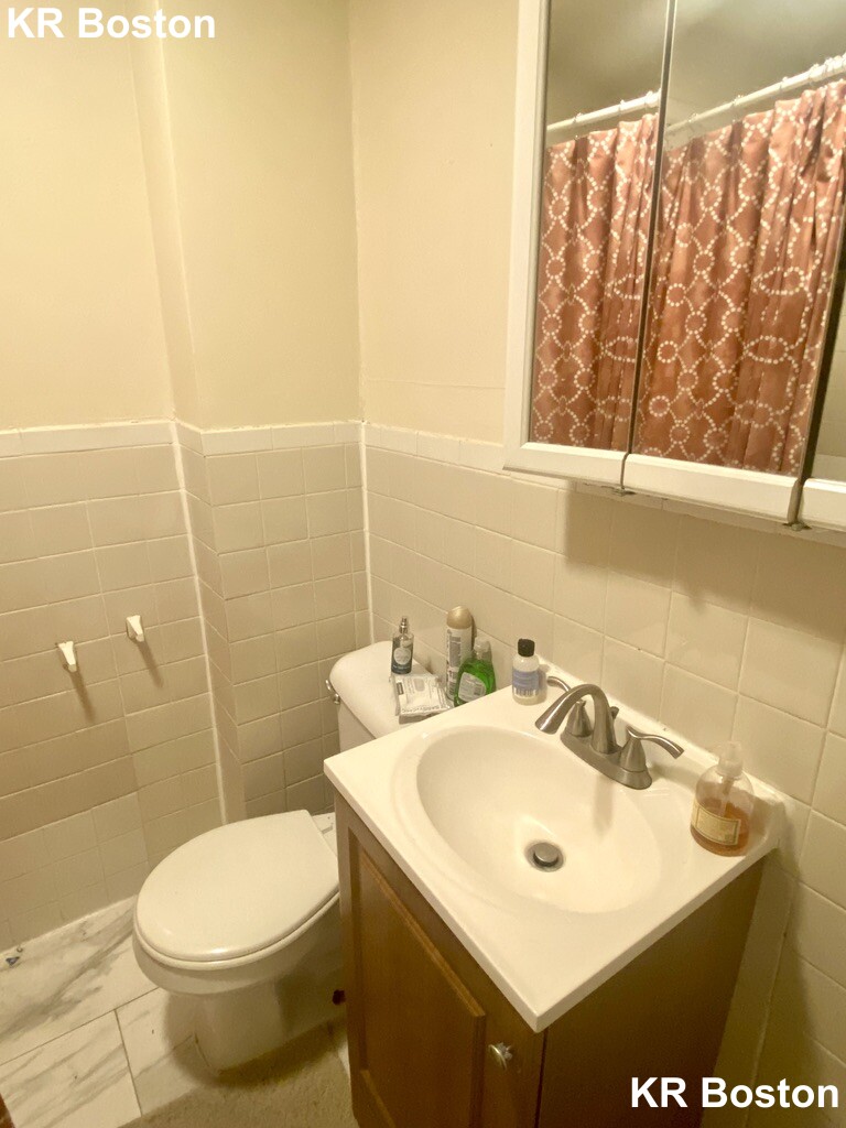4 bed, 1 bath apartment for rent at 123 Brook St Unit 1, Coolidge Corner — photo 3 of 7