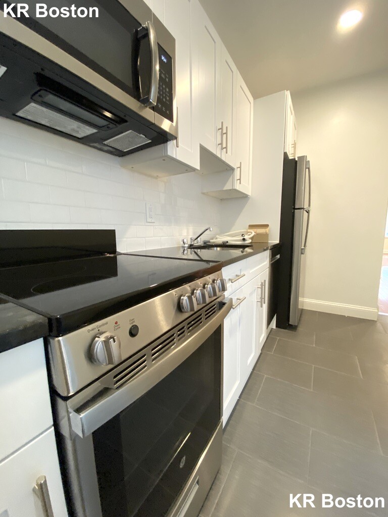 2 bed, 1 bath apartment for rent at 116 Sutherland Rd Unit 0, Brighton — photo 2 of 15